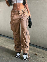 Vintage Cargojeans mit mehreren Taschen und Patches